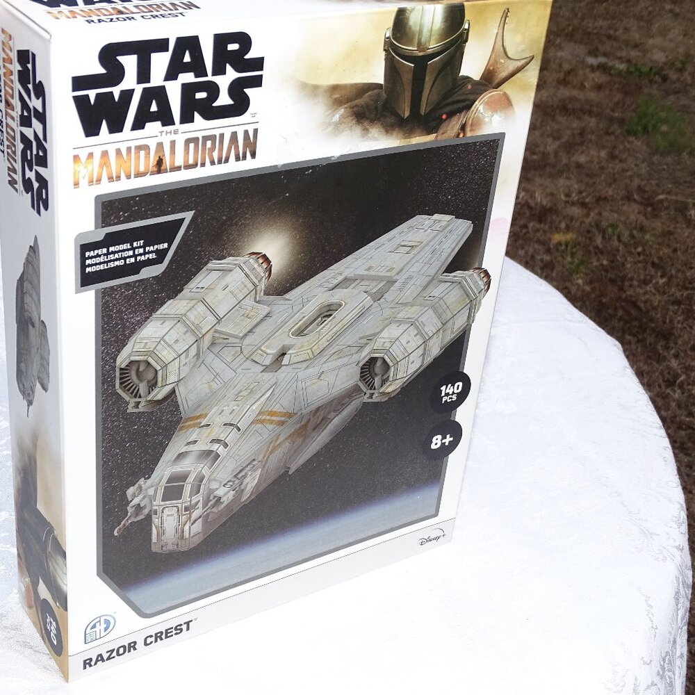 Star Wars:The Mandalorian Razor Crest Paper Model Kit 140 Pcs - New In Box!